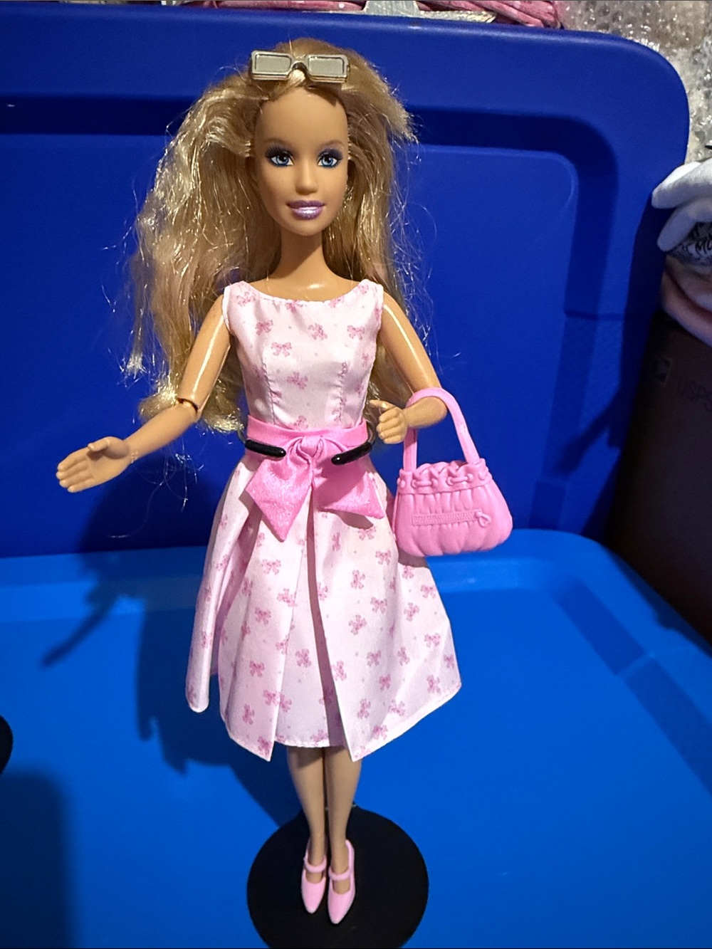 Barbie in brand new outfit with sunglasses, purse, and shoes to match!